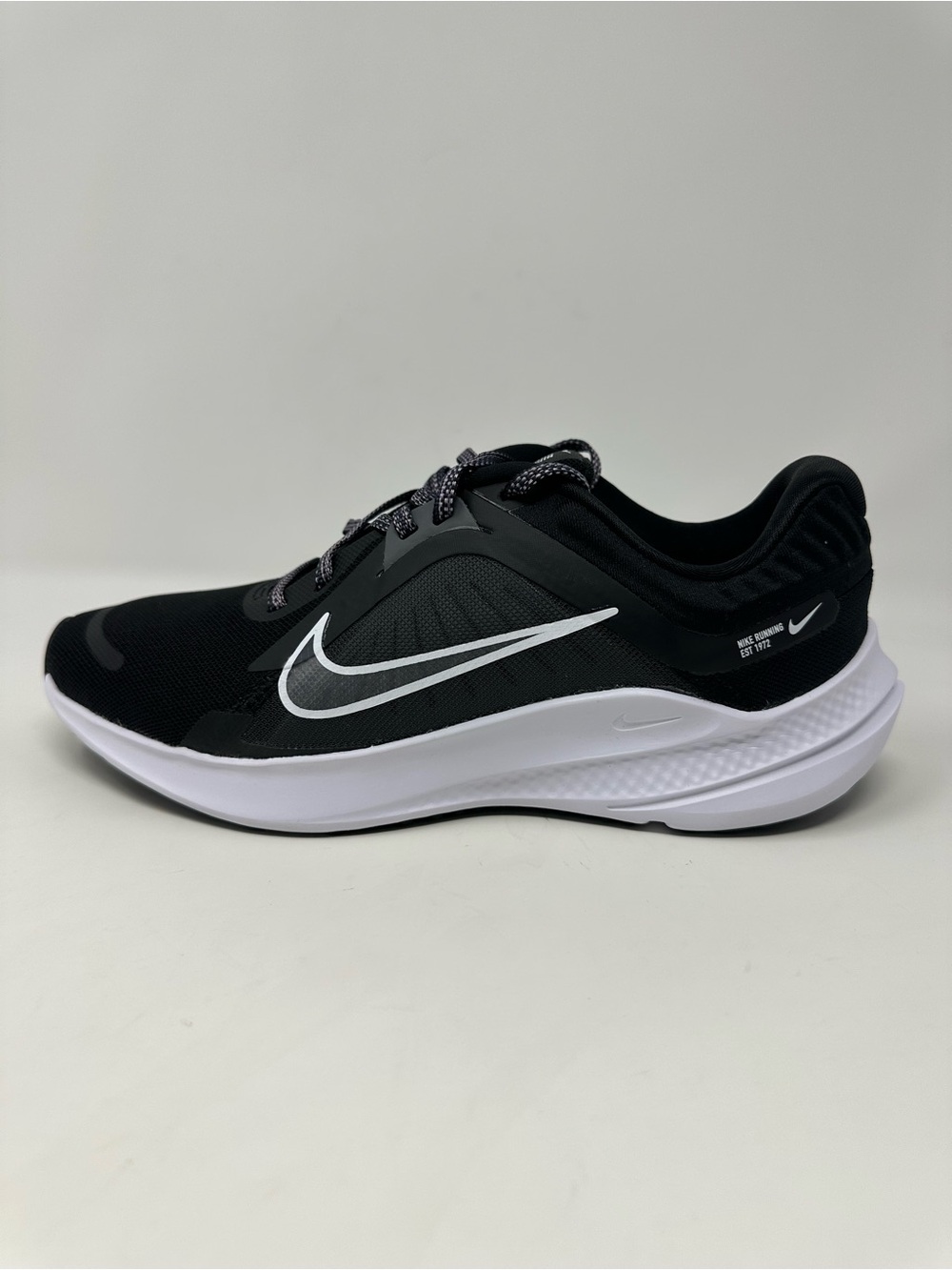 Nike Quest 5 Women's Running Sneakers Black/White Low Top Mesh Lace-Up size 6.5
